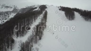 喀尔巴阡<strong>滑雪</strong>场从高处。 飞越山脉。 鸟`<strong>人们</strong>在<strong>滑雪</strong>板上下降的视野。